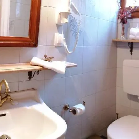 το πατρικό Synikia Mesi Trikalon